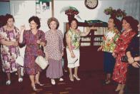 Chloris ao centro, em um encontro literario.