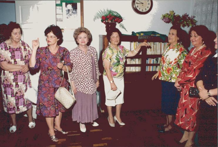 Chloris ao centro, em um encontro literario.