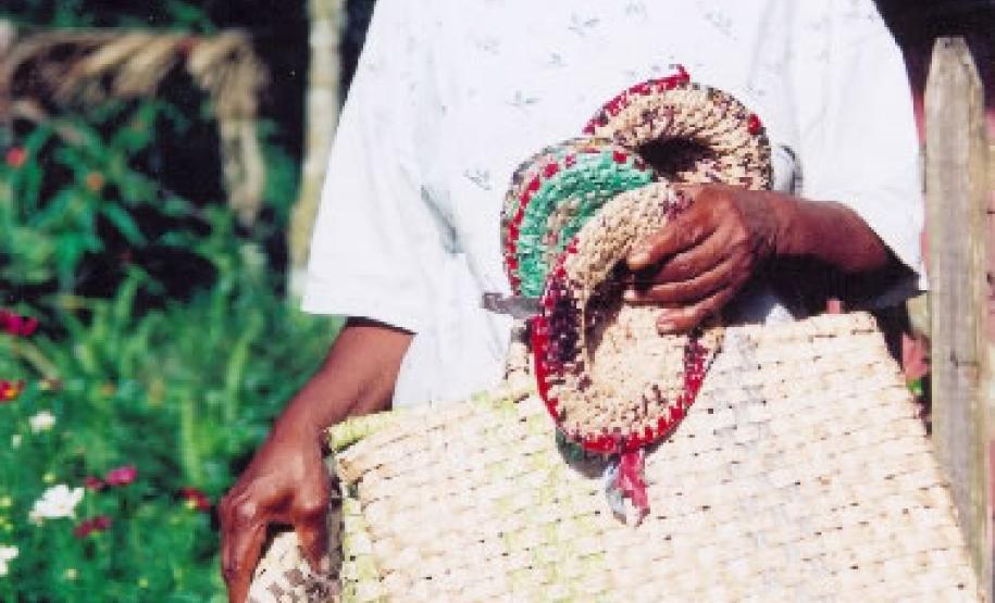 Quilombola exibe artesanato confeccionado pela Comunidade.Foto: F. CastroData: fevereiro de 2006