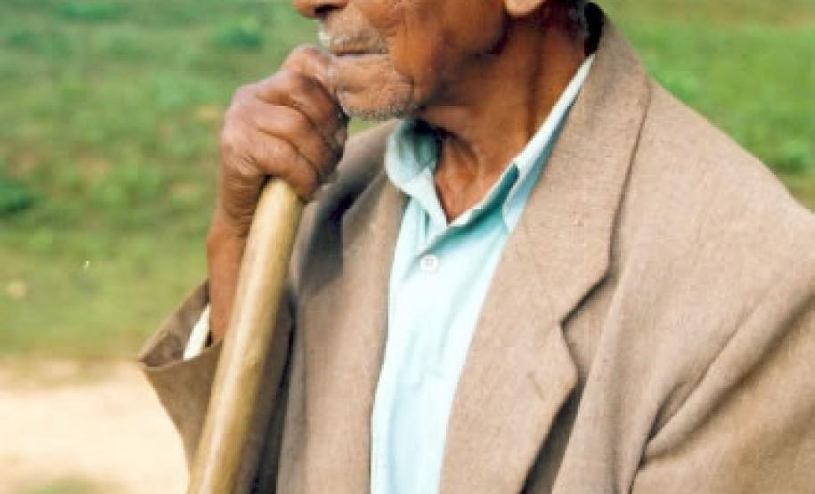 Senhor Luiz Rodrigues de Castro, “Seu Luizinho”, como é chamado pelo povo. Seu Luizinho, filho de Raimundo Rodrigues de Castro e de Floriana de Lima, conta que nasceu em 1909. Pesquisa : Cristina de SouzaFoto: F. CastroData: 2005