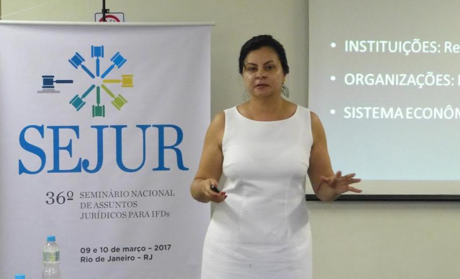 Secretária faz palestra sobre Lei Anticorrupção aplicada às empresas Marcia Carla Ribeiro Ferreira participou do Seminário Nacional de Assuntos Jurídicos para Instituições Financeiras de Desenvolvimento, no Rio de Janeiro