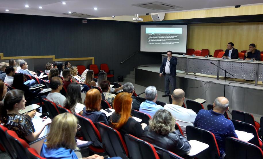 Secretarias inciam trabalho de renegociação e reavaliação de contratos A Secretaria de Estado da Administração e da Previdência (Seap) reuniu representantes dos Grupos Administrativos Setoriais (GAS) de todas as secretarias para repassar os detalhes para o cumprimento do Decreto 515/19, assinado pelo governador Carlos Massa Ratinho Junior